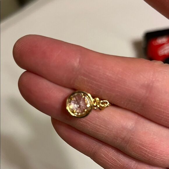 Elegant Gold Pendant Necklace - Picture 4 of 5